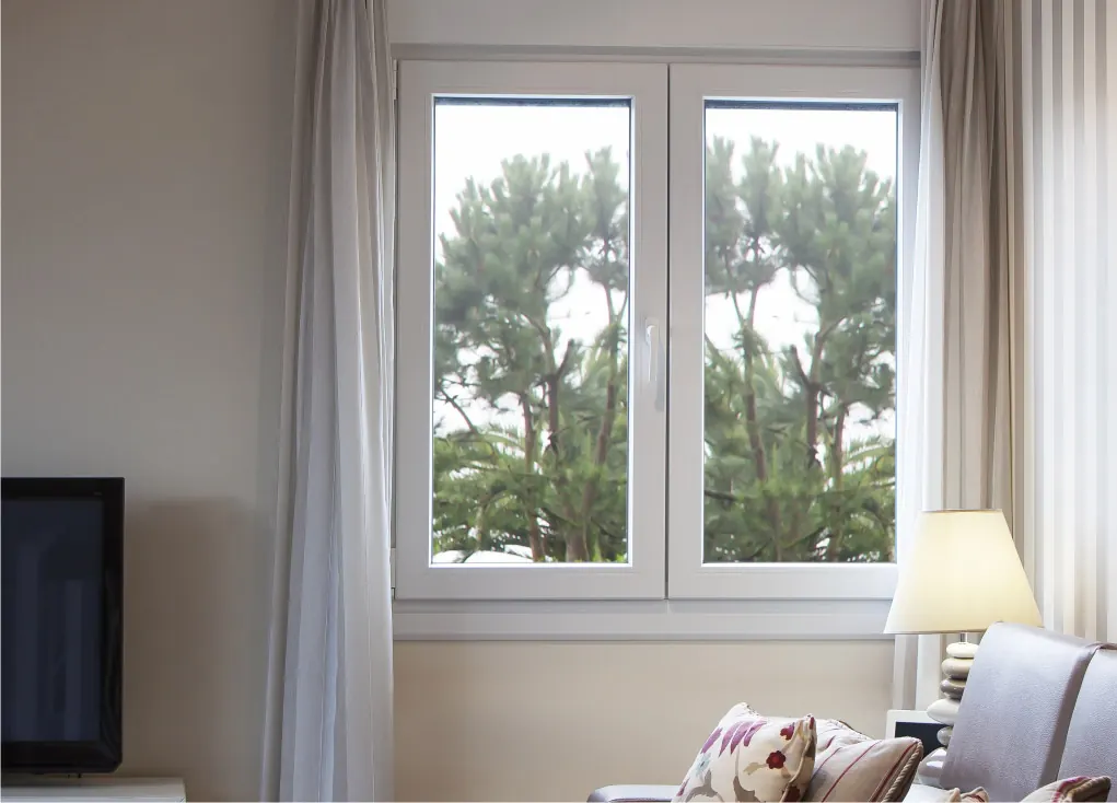 Salón con una ventana practicable de PVC blanca de dos hojas