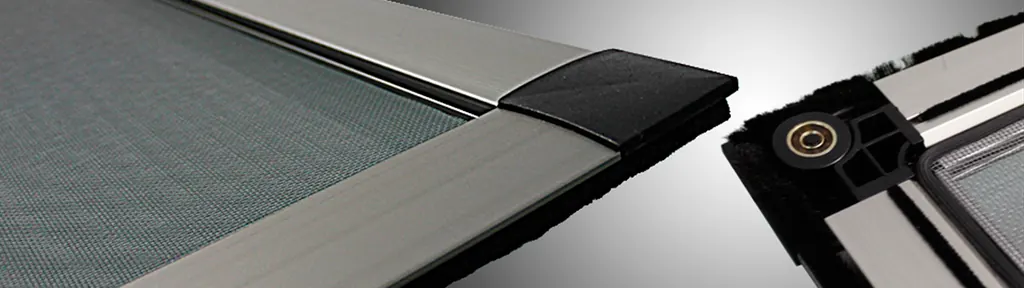 Detalle del perfil de aluminio y del cajón de una mosquitera enrollable